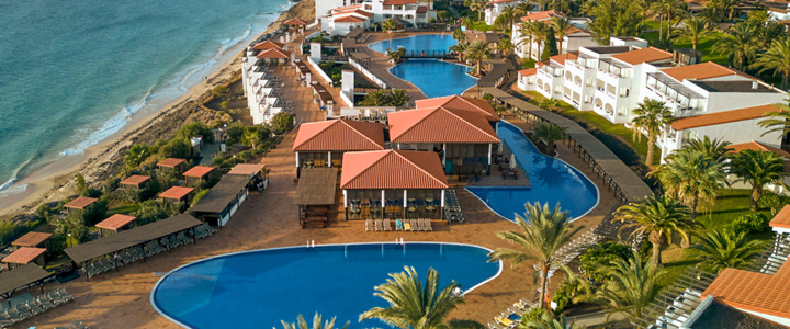 Großzügige Anlage des Hotels Playa de Esquinzo auf Fuerteventura von oben, direkt am Meer gelegen.