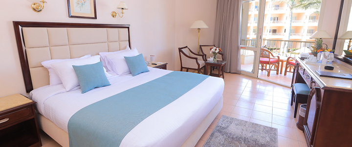 Das moderne Hotelzimmer ist offen und komfortabel gestaltet. Helle Farben, klare Linien und eine harmonische Einrichtung prägen das freundliche Ambiente.